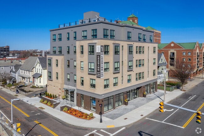 Building Photo - Everett St. Apartments