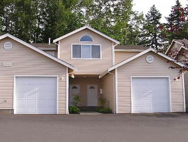 3 Bed, 2 Bath Condo with Garage - 3 Bed, 2 Bath Condo with Garage Unit 202
