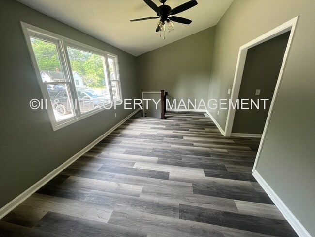 Photo - 310 W Poplar St