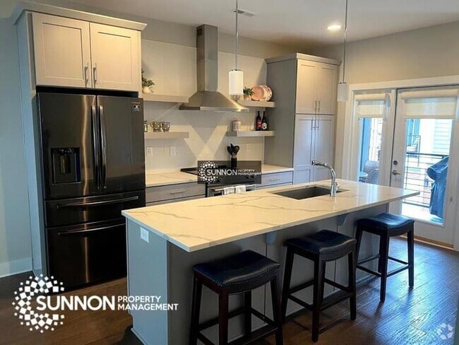 Building Photo - Modern 2 BR 2.5 BA Townhome with Rooftop D...