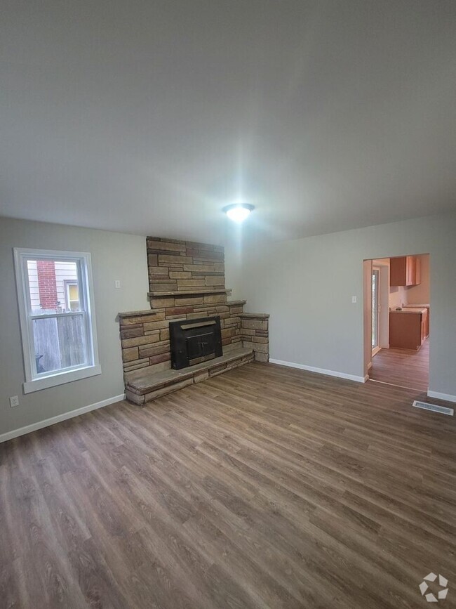 Building Photo - 3 bedroom 1.5 Bath Now Available - William... Rental