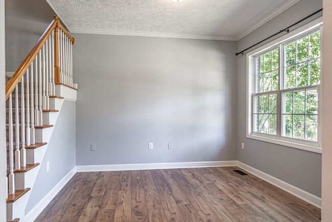 Photo - 108 Silverburn Pl