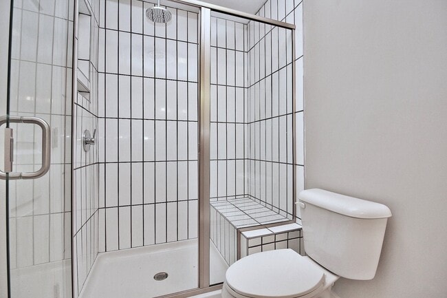 Photo - Impeccable 2 Bedroom, Fully Renovated in N...