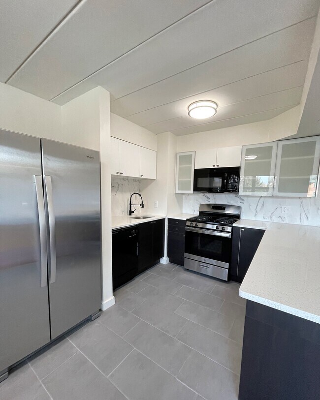 Kitchen - Montgomery Plaza Apartments