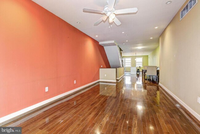 Photo - 1724 Fleet St