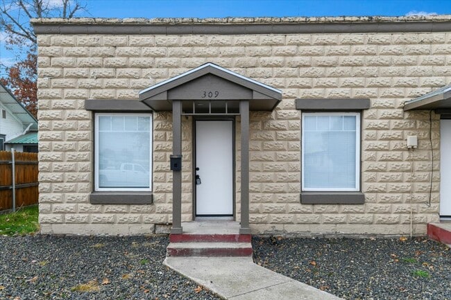 Building Photo - 309 N Commercial Ave