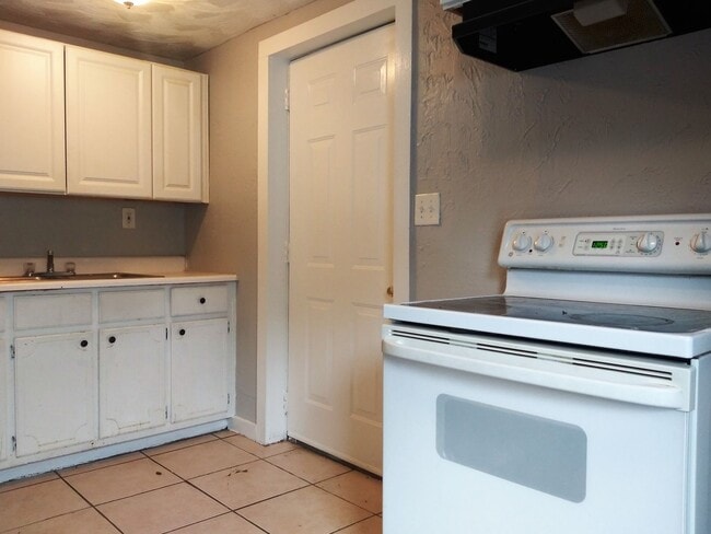 Photo - ~ ~ ~ ~ ~ YOU CAN'T BEAT THIS VALUE! ~ ~ ~ ~ ~ Spacious 3/2 Bungalow on a Quiet Street ~