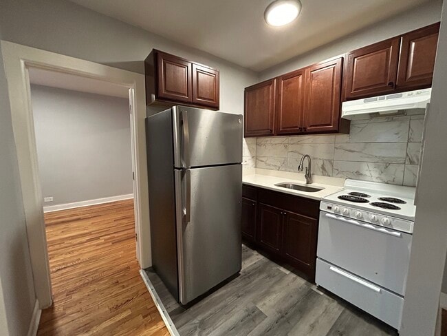 Building Photo - 6956 N Ashland Ave Rental
