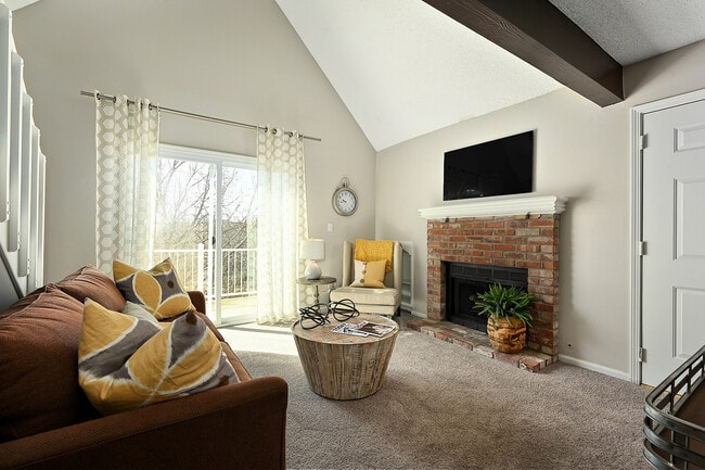 Lakeview Loft - Living Room - Hunter's Pointe Apartments