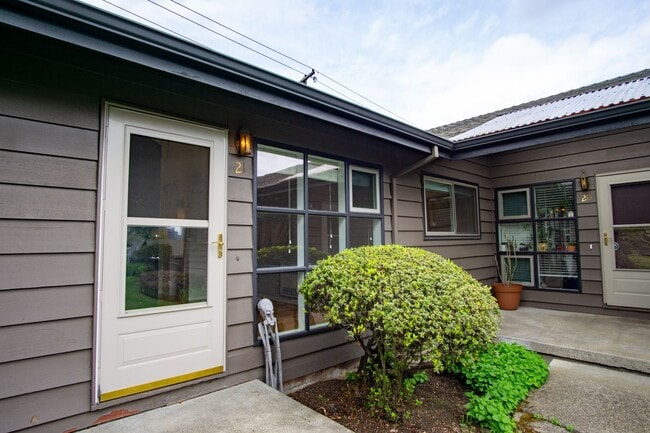 Building Photo - Mid-Century 2bdr with Patio Near OHSU Read... Unit 21