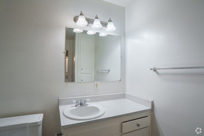 1BR, 1BA - 625SF - Bathroom
