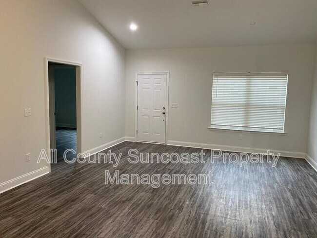 Photo - 500 Holly Rd