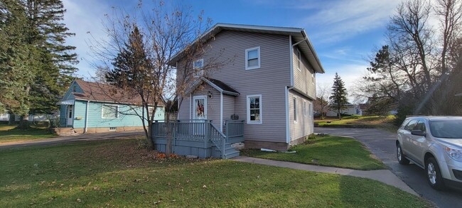 Available August 1st - 3 Bed Home in Cloqu... - Available August 1st - 3 Bed Home in Cloqu...
