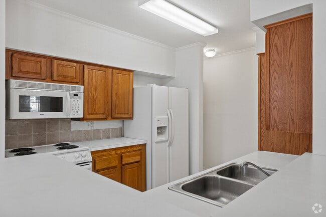 2BR, 2BA - 904SF - Kitchen