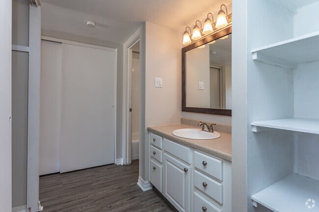 1BR, 1BA - 570SF