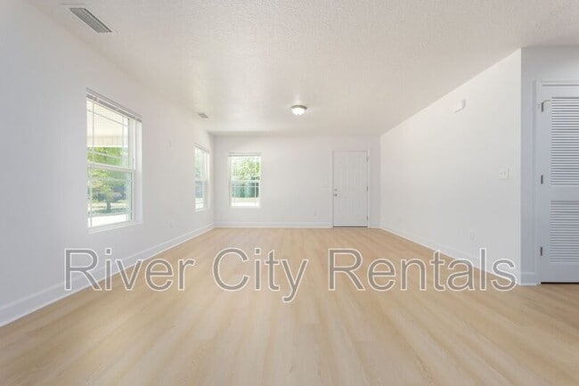 Photo - 7156 Duke St