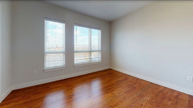 Photo - Everett St. Apartments