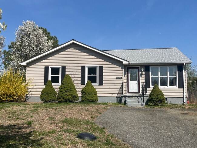 Building Photo - Lovely Rambler w/ 3 bedrooms