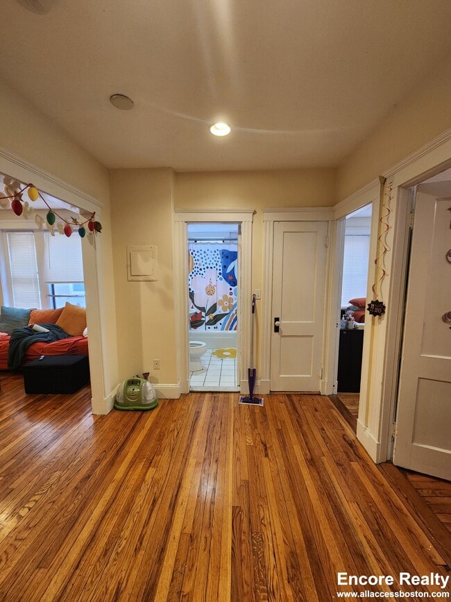 Photo - 200 Kelton St