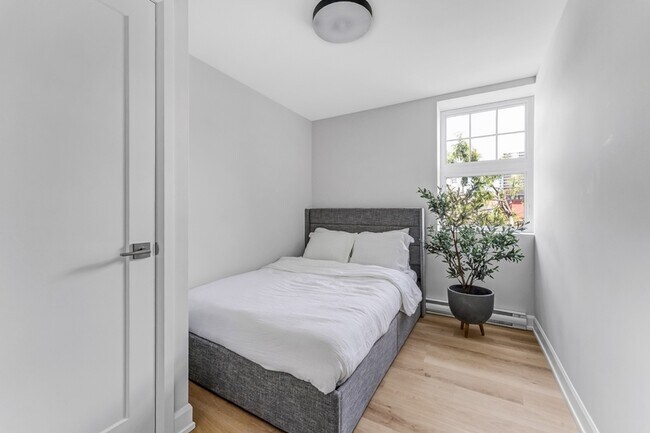Photo - 658 Somerset St W