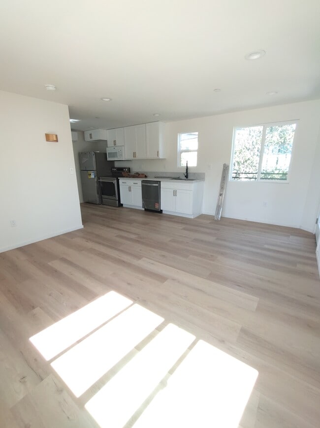 Building Photo - 3730 Tuller Ave Unit 3730 1/2 Tuller avenue