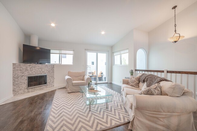 Photo - 1107 Loma Dr Unit C