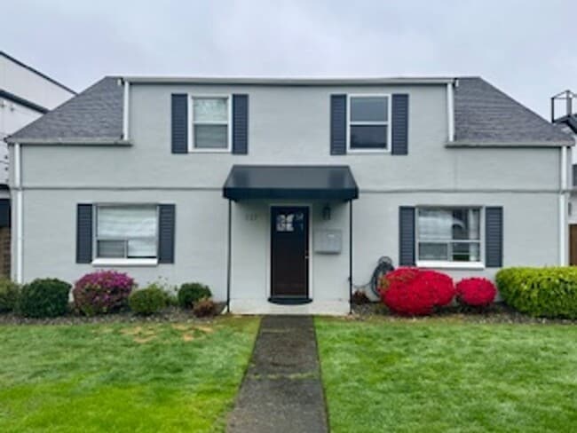 Building Photo - 127 5th Ave W Unit 4