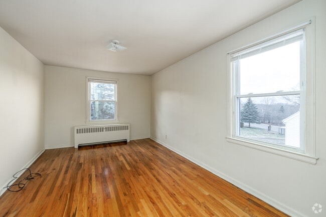 1BR, 1BA - 575SF - Bedroom - Hillcrest Manor Apartments