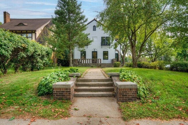 Photo - 2056 Summit Ave