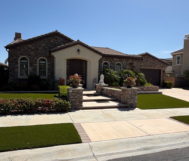 Building Photo - Gorgeous Home Overlooking Lake and Mountain Views!!