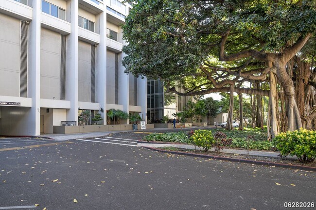 Photo - 2 Bd/2 Ba/1 Parking Condo in Banyan Tree Plaza, Honolulu