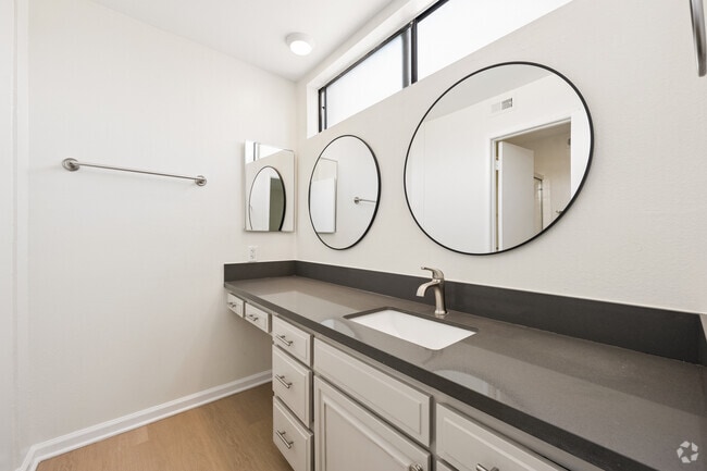2BR, 2BA - 1100SF - Primary Bathroom