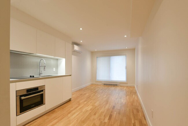 Photo - 3195 Av. Van Horne Unit 105