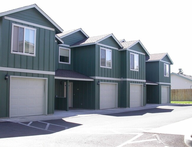 Building Photo - 3 Bedroom / 2.5 Bathroom Townhouse in SW Redmond's Reindeer Heights