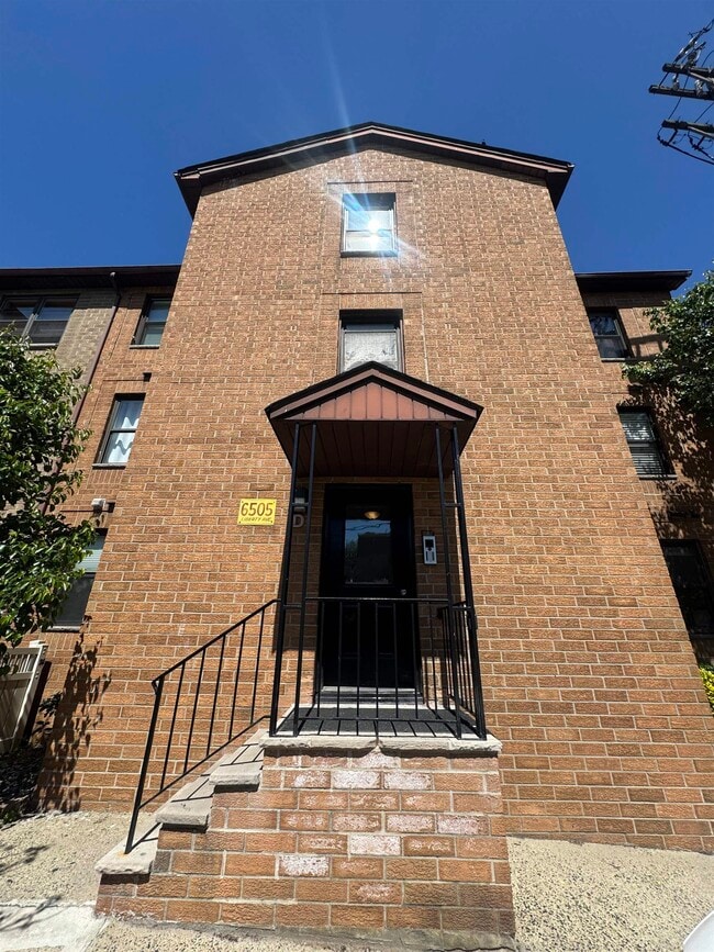 Building Photo - 6505 Liberty Ave Unit d2