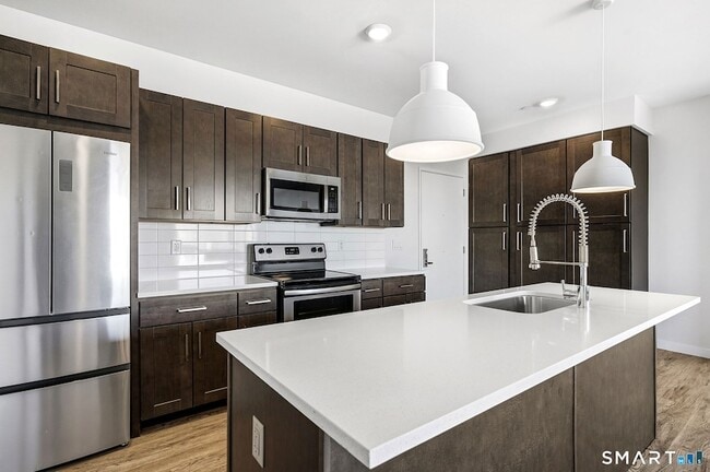 Building Photo - 19 Day St Unit 402