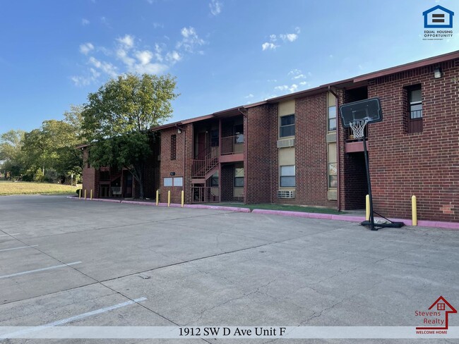 Photo - 1912 SW D Ave