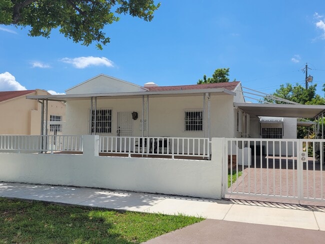 Photo - 2252 SW 10th St