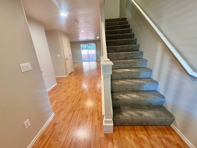 Photo - EZ living, Private Townhome setting Central Vancouver