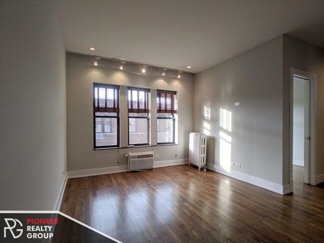 Photo - 736 W Addison St