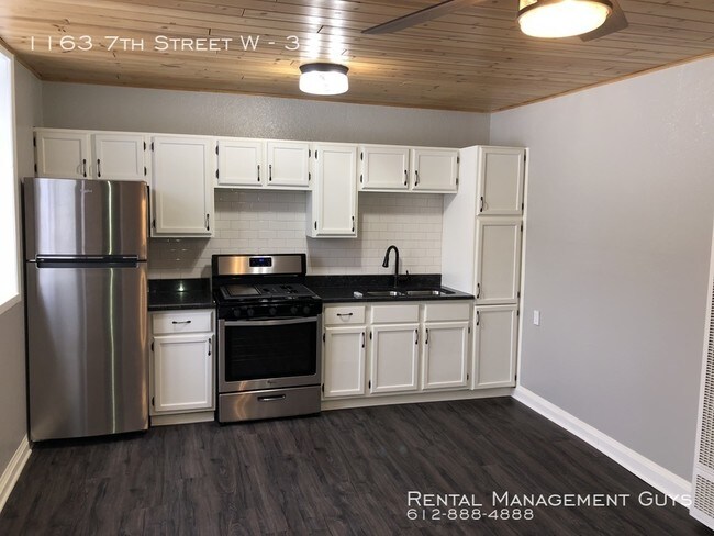 Beautifully Rehabbed 1 Bedroom Apartment - Beautifully Rehabbed 1 Bedroom Apartment Unit 3