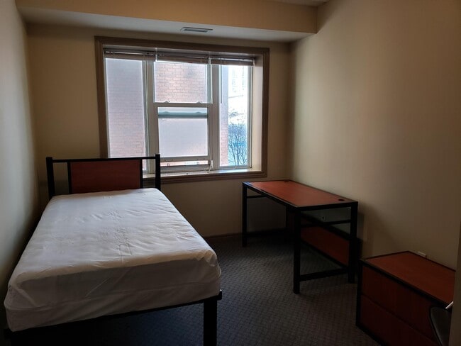 Photo - Male Student Housing in Waterloo - Students Only Unité 202-Room4