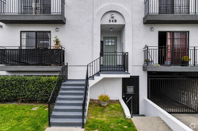 Entrada - Renovated Townhome Apartments in Prime Vir...