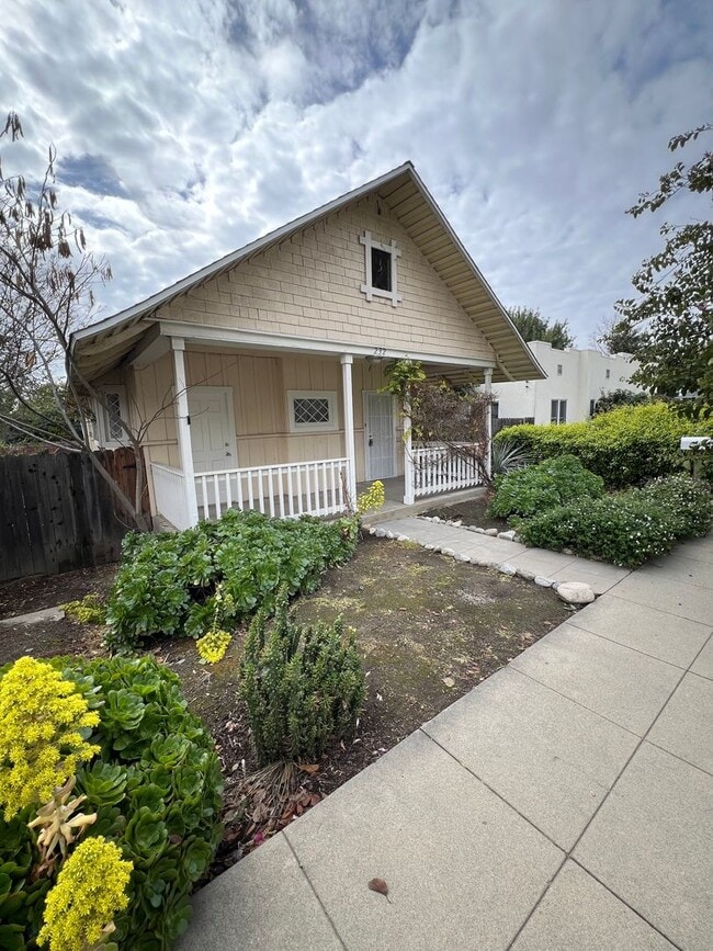 Building Photo - Adorable Downtown Upland Bungalow