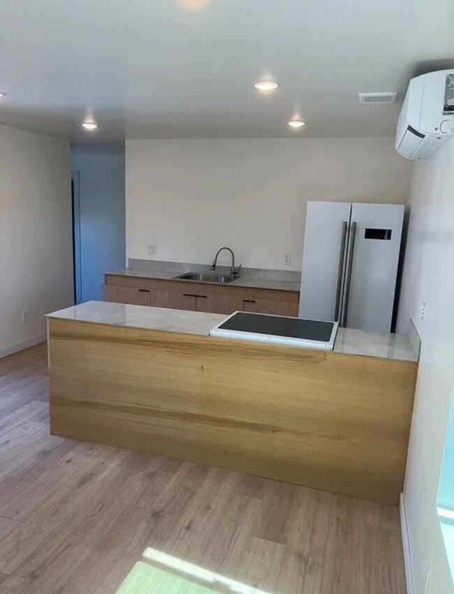 Building Photo - Modern 4 bed home Centrally located