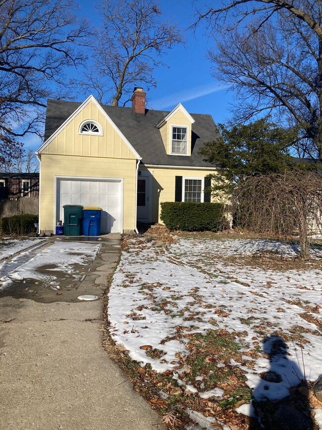 Building Photo - Charming two story 2 bedroom home- Updated pictures coming soon.