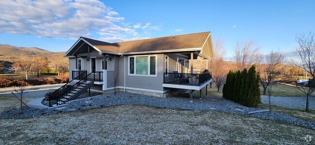 Building Photo - Furnished 4 bedroom/2.5 bath in Manson - A... Rental