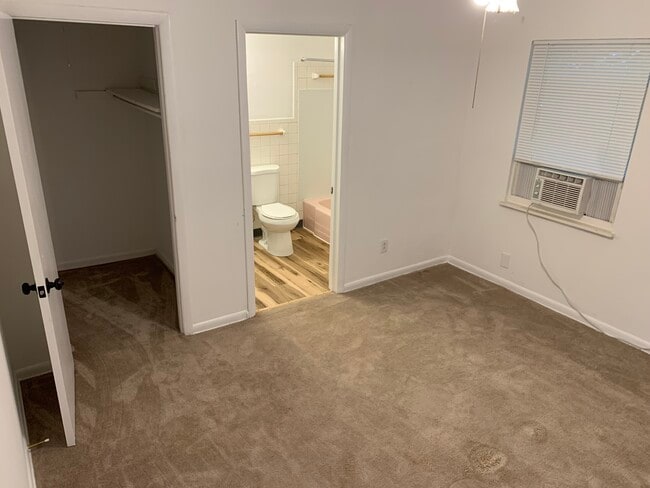 Dormitorio/Armario/Baño - 3702 Whittle Springs Rd Unidad 3704
