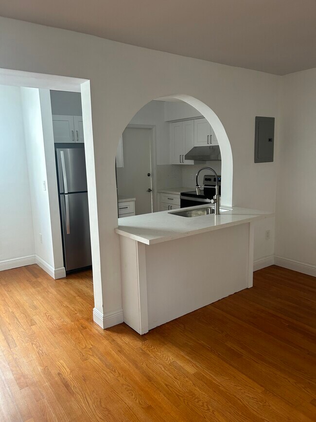 Photo - 1561 West Ave Unit BOUTIQUE JUNGLE OASIS ????
