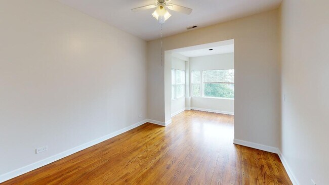 Photo - Rogers Park 2 Bed 1 Bath! Available 6/10 / Dog Friendly / Laundry In Building Unit 3